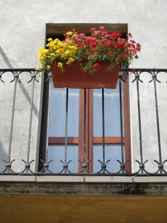 La Casa Del Borgo Bed and Breakfast Brissago-Valtravaglia Exteriör bild