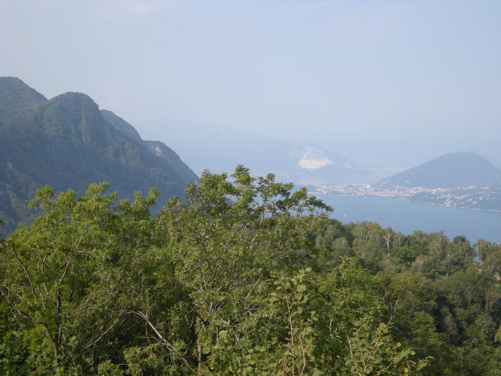 La Casa Del Borgo Bed and Breakfast Brissago-Valtravaglia Exteriör bild