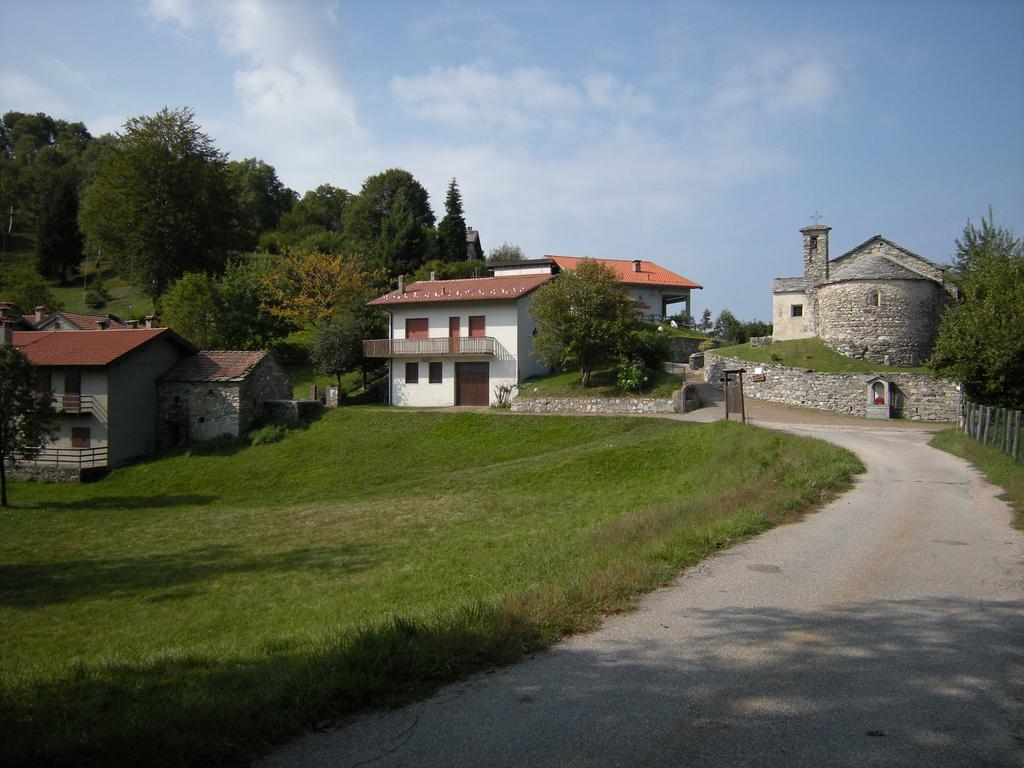 La Casa Del Borgo Bed and Breakfast Brissago-Valtravaglia Exteriör bild