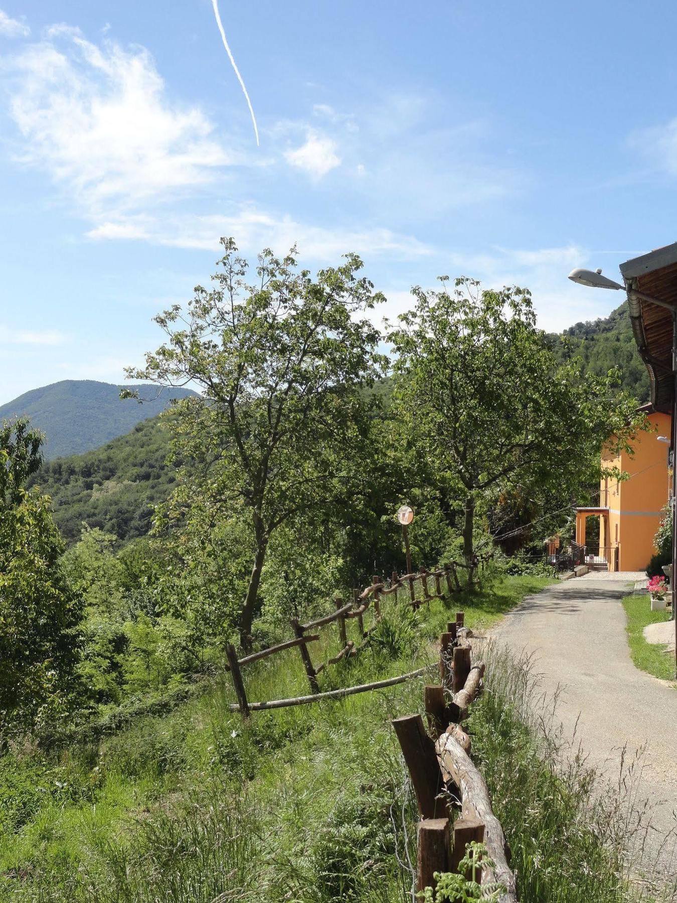 La Casa Del Borgo Bed and Breakfast Brissago-Valtravaglia Exteriör bild