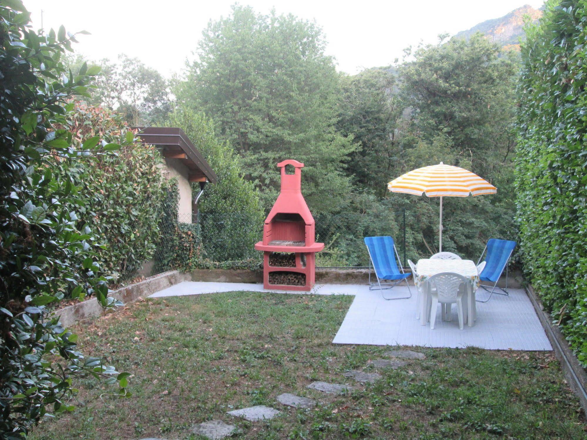 La Casa Del Borgo Bed and Breakfast Brissago-Valtravaglia Exteriör bild